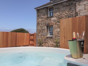 Outdoor spa tub - Victory View (Penzance)