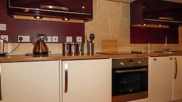 Tủ lạnh, máy rửa bát, ấm điện, dụng cụ nấu nướng/bát dĩa/dao nĩa