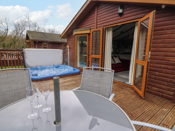 Outdoor dining - 2 Riverside Lodge (Boncath)