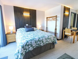 1 Schlafzimmer, individuell dekoriert, individuell eingerichtet