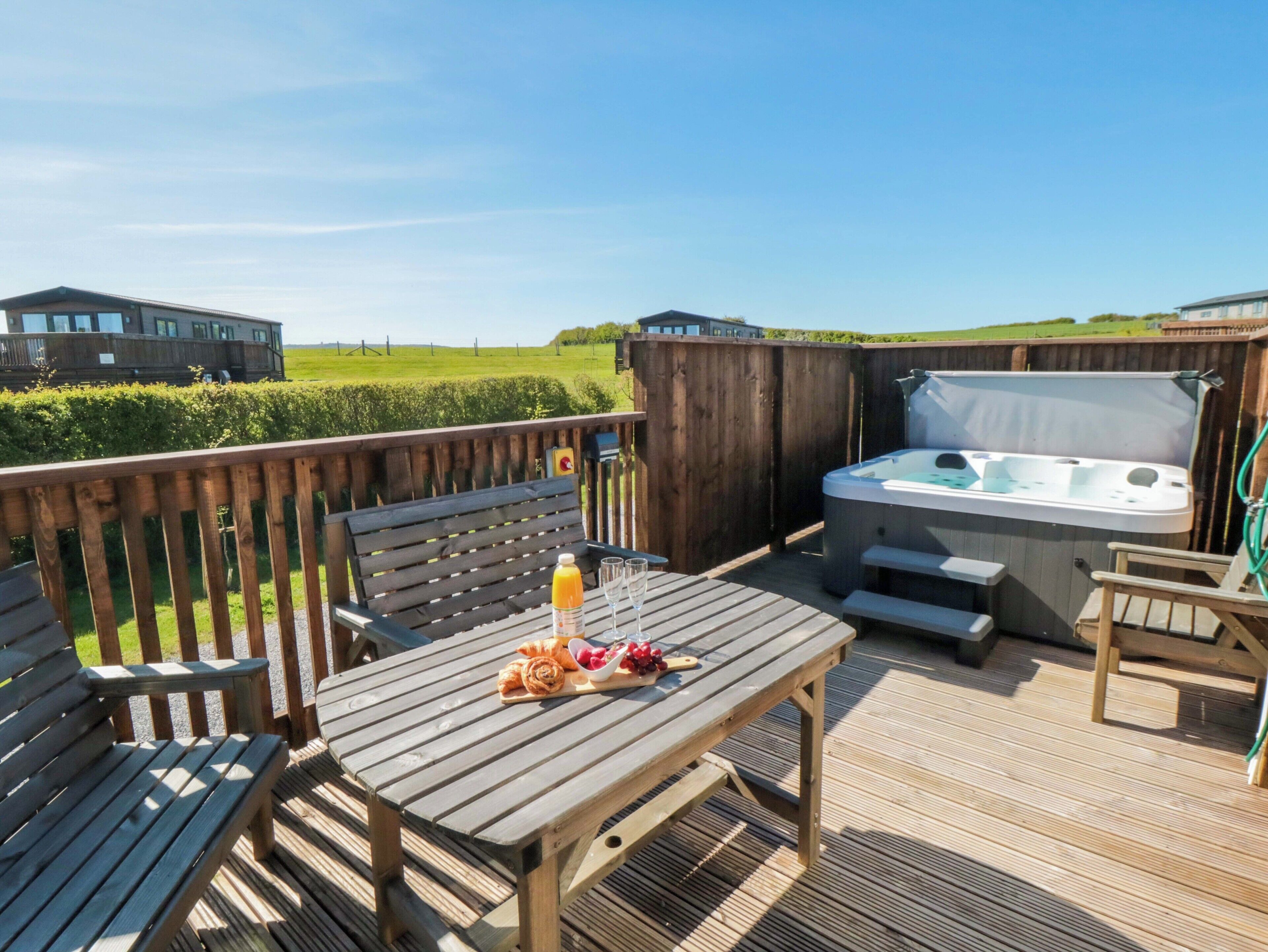 Cottage | Outdoor spa tub