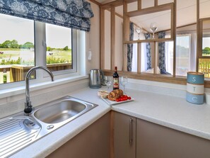 Fridge, dishwasher, electric kettle, toaster - Fir Lodge (Whitby)