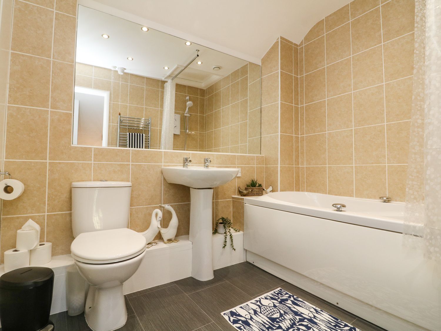 Un baño con inodoro, lavamanos y bañera.