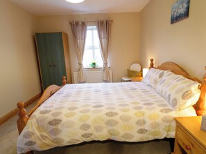 3 bedrooms, individually decorated, individually furnished, free WiFi - Portstewarts Home From Home (Portstewart)