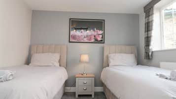 2 quartos, individualmente decorados, individualmente mobiliados