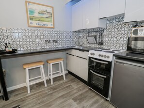 Cottage | Private kitchen | Fridge, electric kettle, toaster, cookware/dishes/utensils