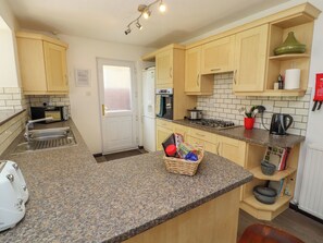 Fridge, dishwasher, electric kettle, toaster - Craggy View (Kendal)