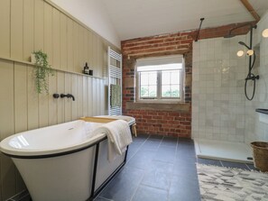 Shower, hair dryer - Rowan Cottage - Fold Yards (Matlock)