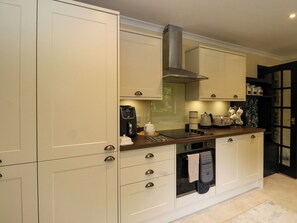 Fridge, dishwasher, cookware/dishes/utensils - Mo Dhachaidh (Roybridge)
