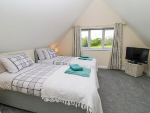 2 Schlafzimmer, individuell dekoriert, individuell eingerichtet