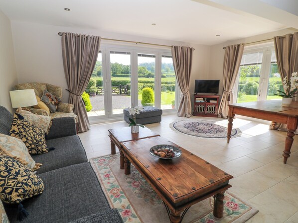 Living area - Monument View (Badminton)