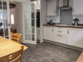 冰箱、洗碗机、电热水壶、烤面包机