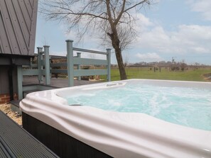 Outdoor spa tub - Sunflower Lodge (Doncaster)