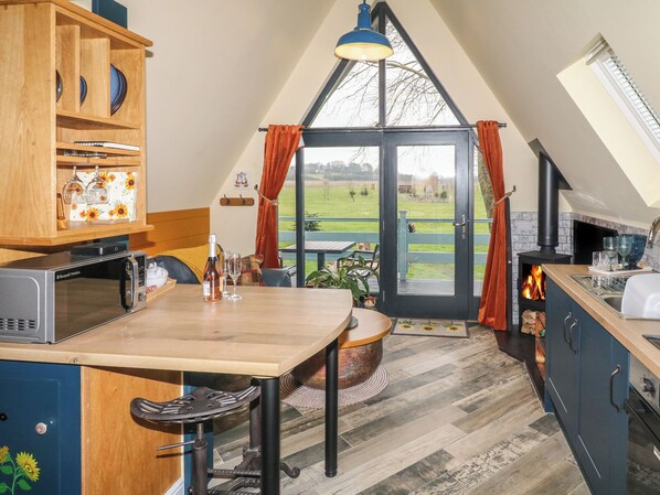 Kühlschrank, Wasserkocher, Kochgeschirr/Geschirr/Besteck