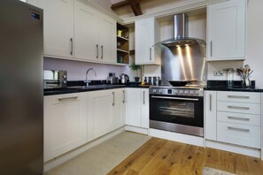 Fridge, dishwasher, electric kettle, toaster - Upper Calffield Barn (Haverfordwest)