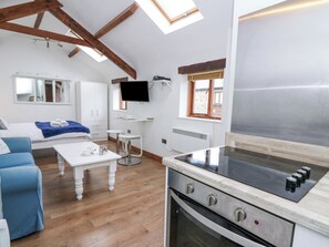 1 bedroom, individually decorated, individually furnished, free WiFi - Upper Calffield Studio (Haverfordwest)