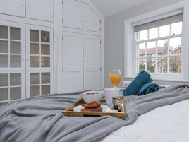 2 dormitorios, decoración individual, mobiliario individual