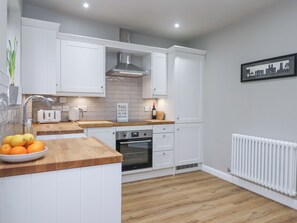 Fridge, dishwasher, electric kettle, toaster - Fern Cottage (Driffield)