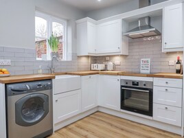 Frigorífico, lavavajillas, hervidor eléctrico y tostadora