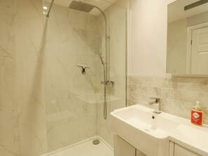 Shower - Waters Edge (Y Felinheli)