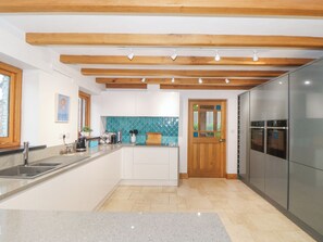 Fridge, dishwasher, electric kettle, toaster - Splatt Barn (Wadebridge)