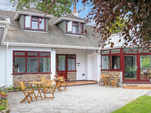 Outdoor dining - Squirrels Leap (Falmouth)