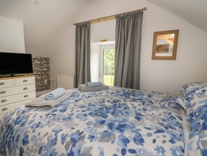 2 bedrooms, individually decorated, individually furnished, free WiFi - Garden View (Llanybydder)