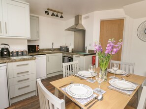 Fridge, dishwasher, electric kettle, toaster - Garden View (Llanybydder)