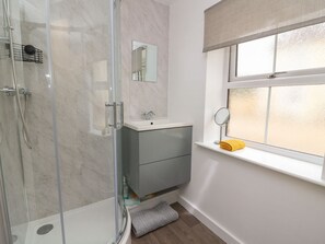 Shower, hair dryer - Garden View (Llanybydder)