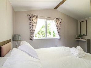 2 Schlafzimmer, individuell dekoriert, individuell eingerichtet
