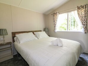 2 Schlafzimmer, individuell dekoriert, individuell eingerichtet