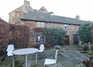 Outdoor dining - Old Manor House (Chesterfield)