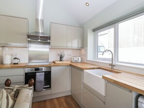 Jääkaappi, vedenkeitin, leivänpaahdin