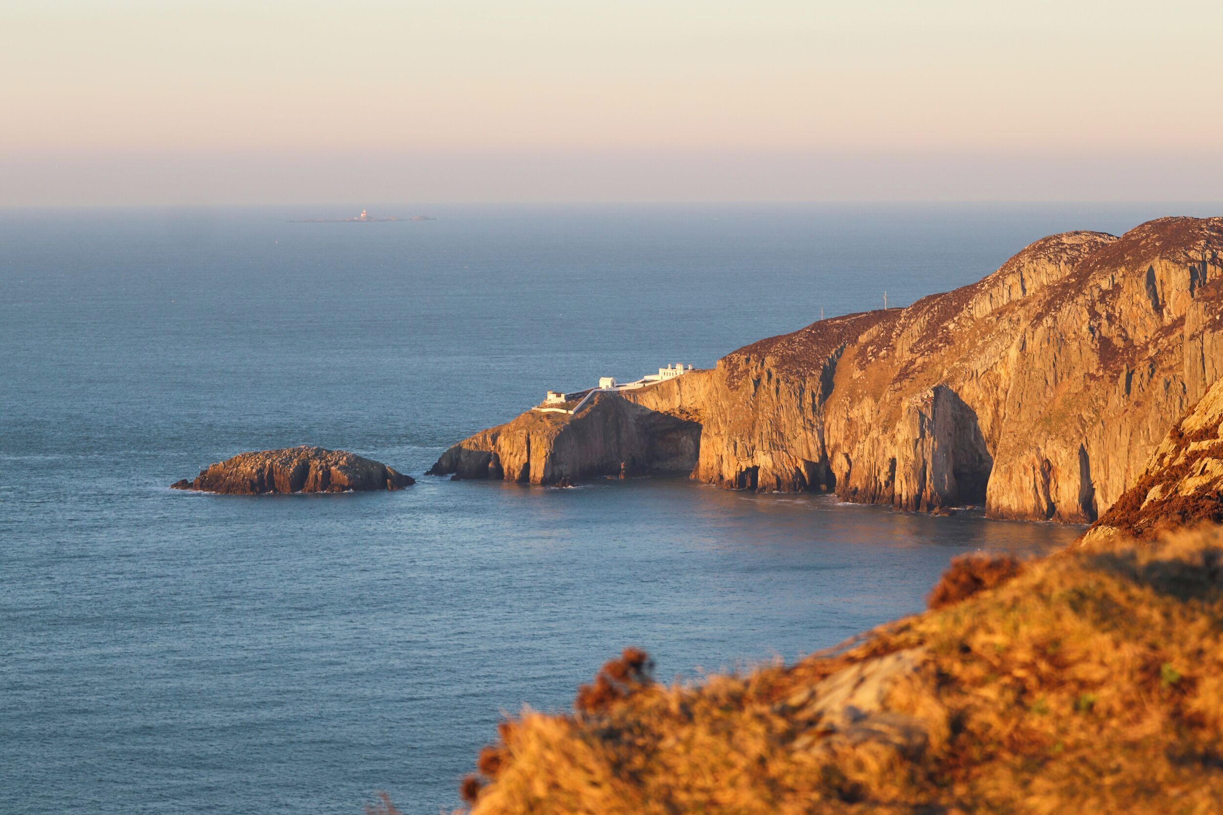 Un paisaje costero con acantilados y una pequeña isla.