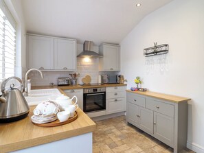 Cottage | Private kitchen | Fridge, dishwasher, electric kettle, toaster - Cartref (Abergele)