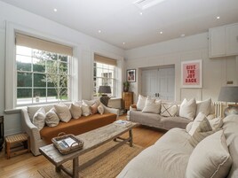 Una consola de videojuegos, un reproductor de DVD