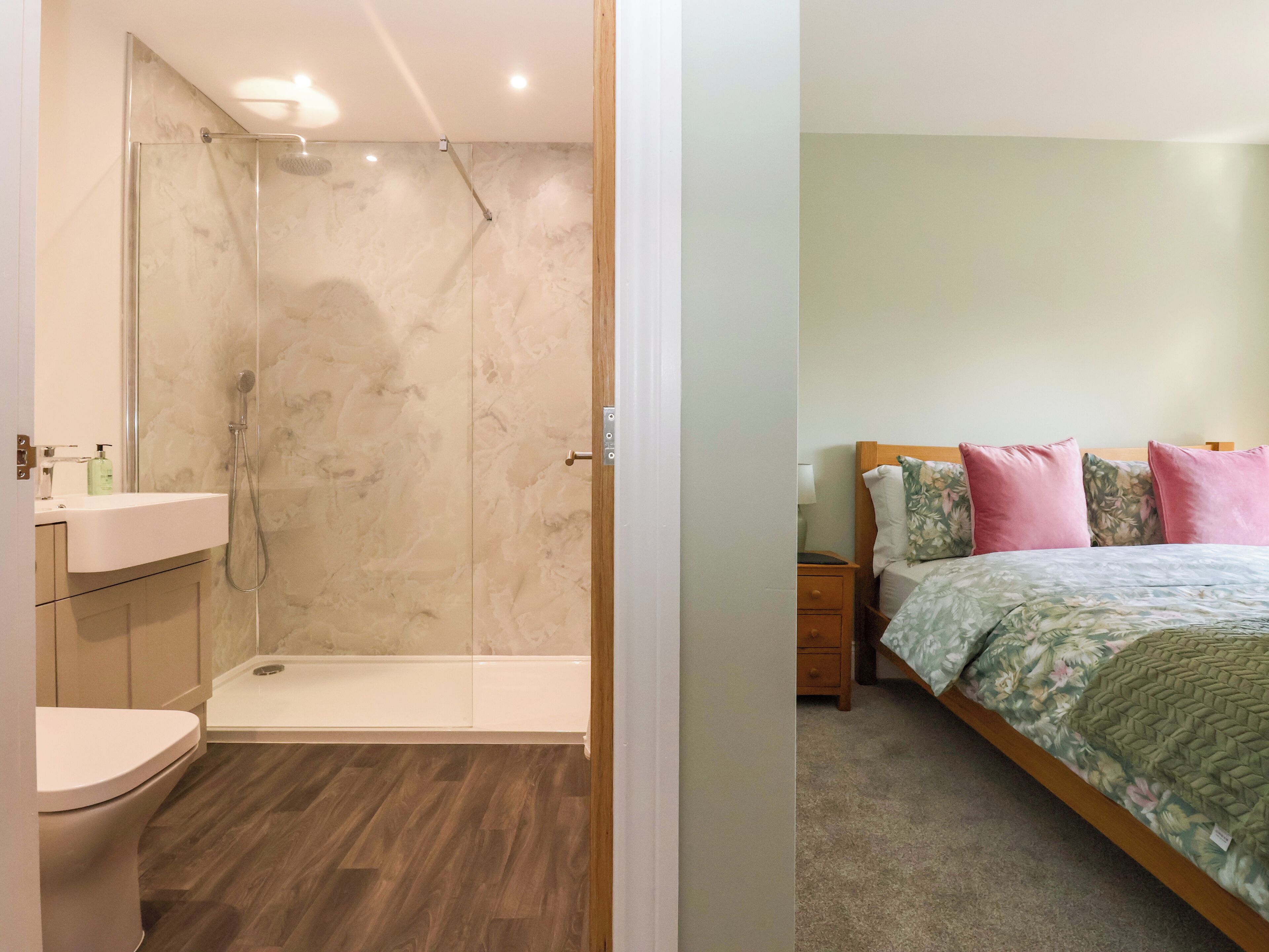 Une salle de bain avec douche, toilettes et lavabo.