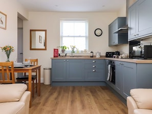 Fridge, electric kettle, toaster, cookware/dishes/utensils - Elm Tree Cottage (Thirsk)