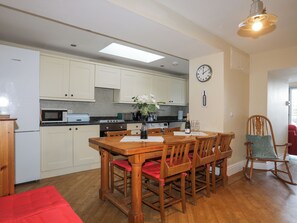 Fridge, dishwasher, electric kettle, toaster - The Quarterdeck (Porthmadog)