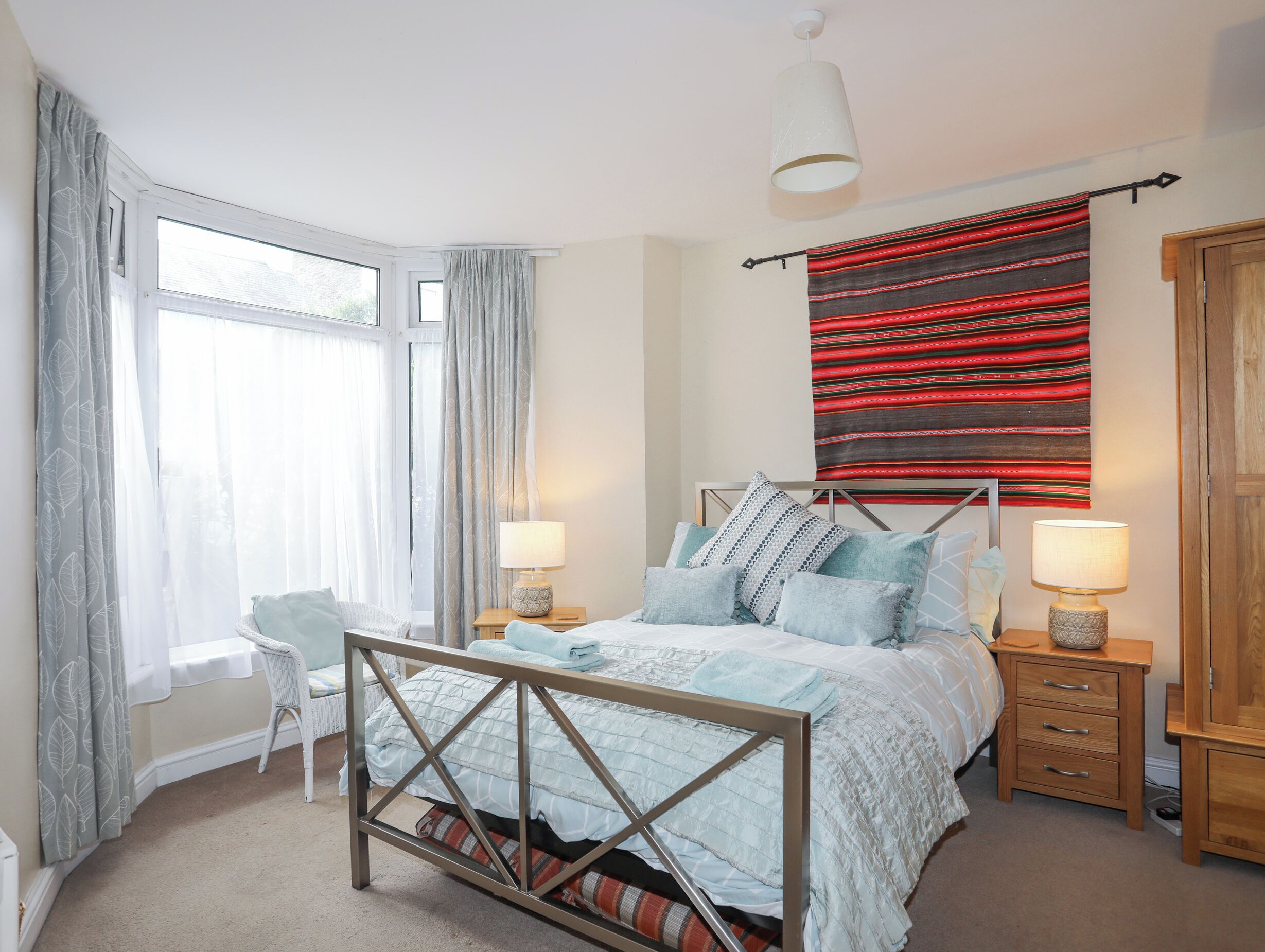 4 habitaciones, decoración personalizada y muebles diferentes 