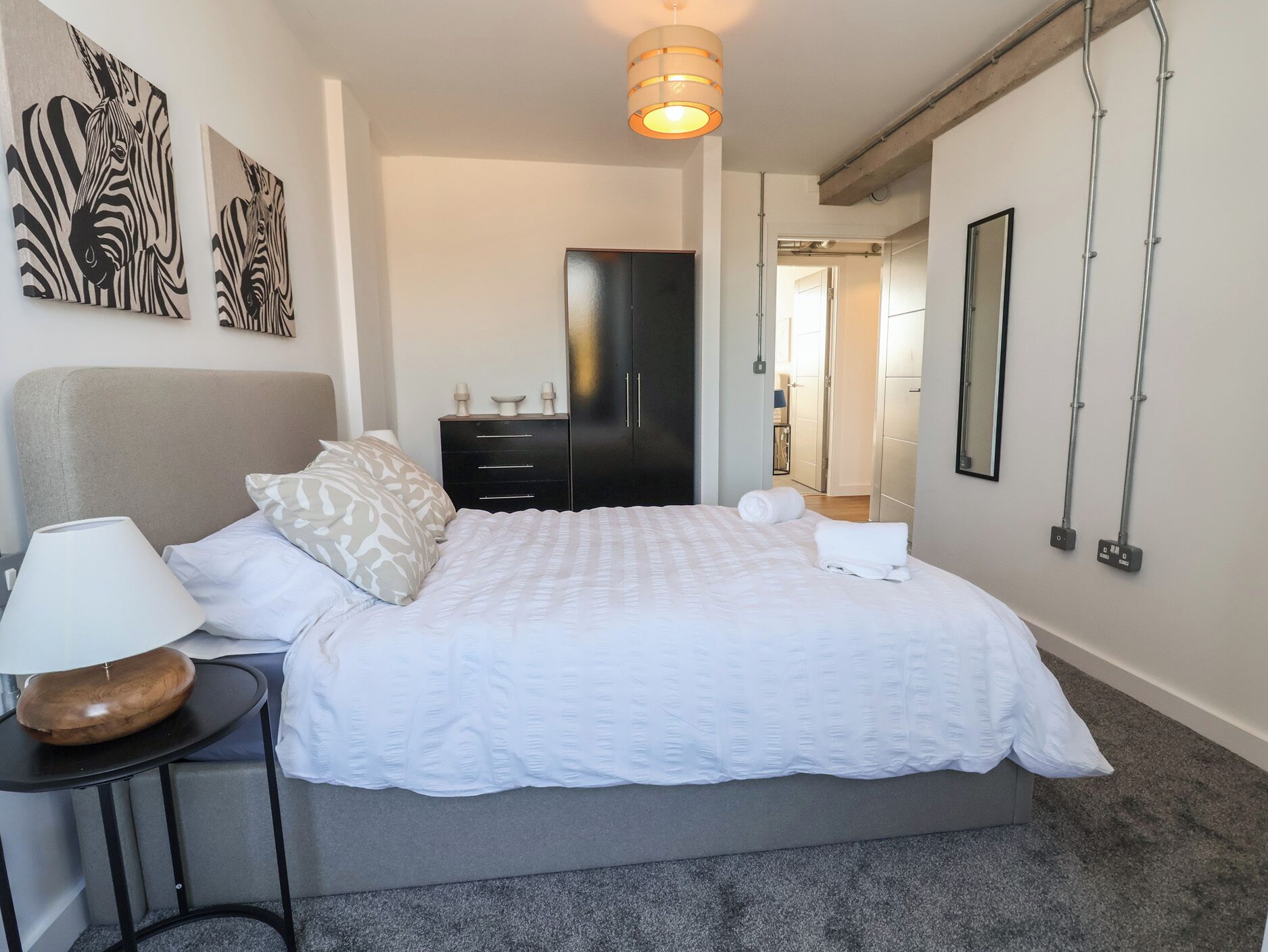 2 quartos, individualmente decorados, individualmente mobiliados