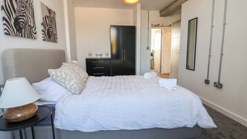 2 quartos, individualmente decorados, individualmente mobiliados