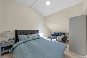 2 bedrooms, iron/ironing board, WiFi, bed sheets - Most Private & Spacious 2 Bed/1 Full Bathroom Laneway House (Vancouver)