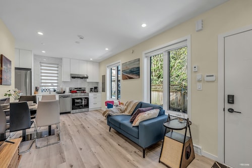 Brand-New Cozy & Spacious 2 Bed/1 Full Bathroom Laneway House