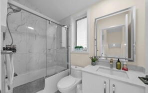 Secadora de cabello, toallas, jabón, papel de baño 