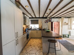 Lemari es, mesin pencuci piring, ketel listrik, dan pemanggang roti