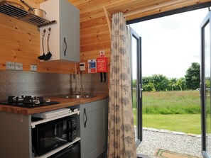 ثلاجة، غلّاية كهربائية، محمصة خبز، مستلزمات طهي/أطباق/أوعية