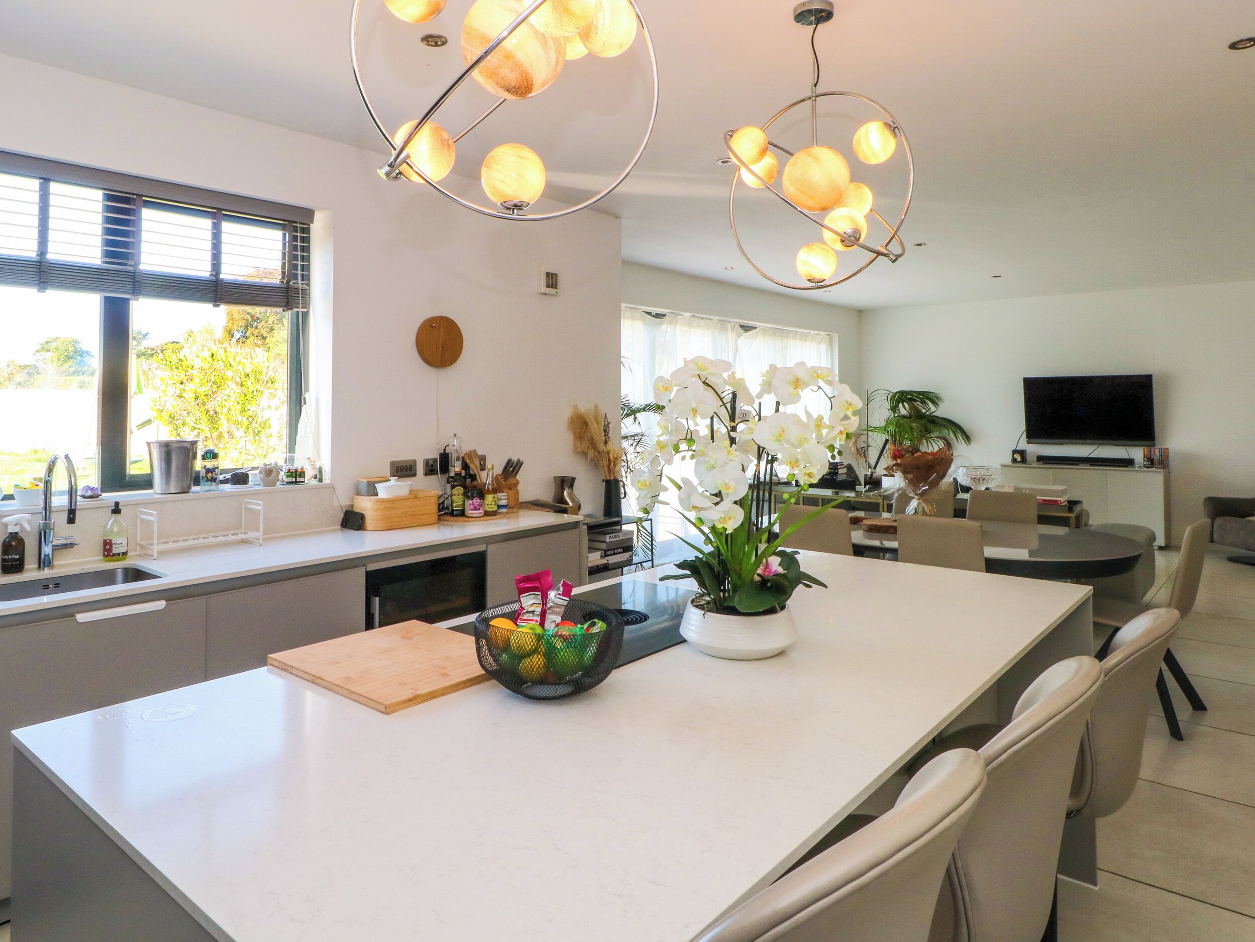 Refrigerador, lavavajillas y utensilios de cocina 
