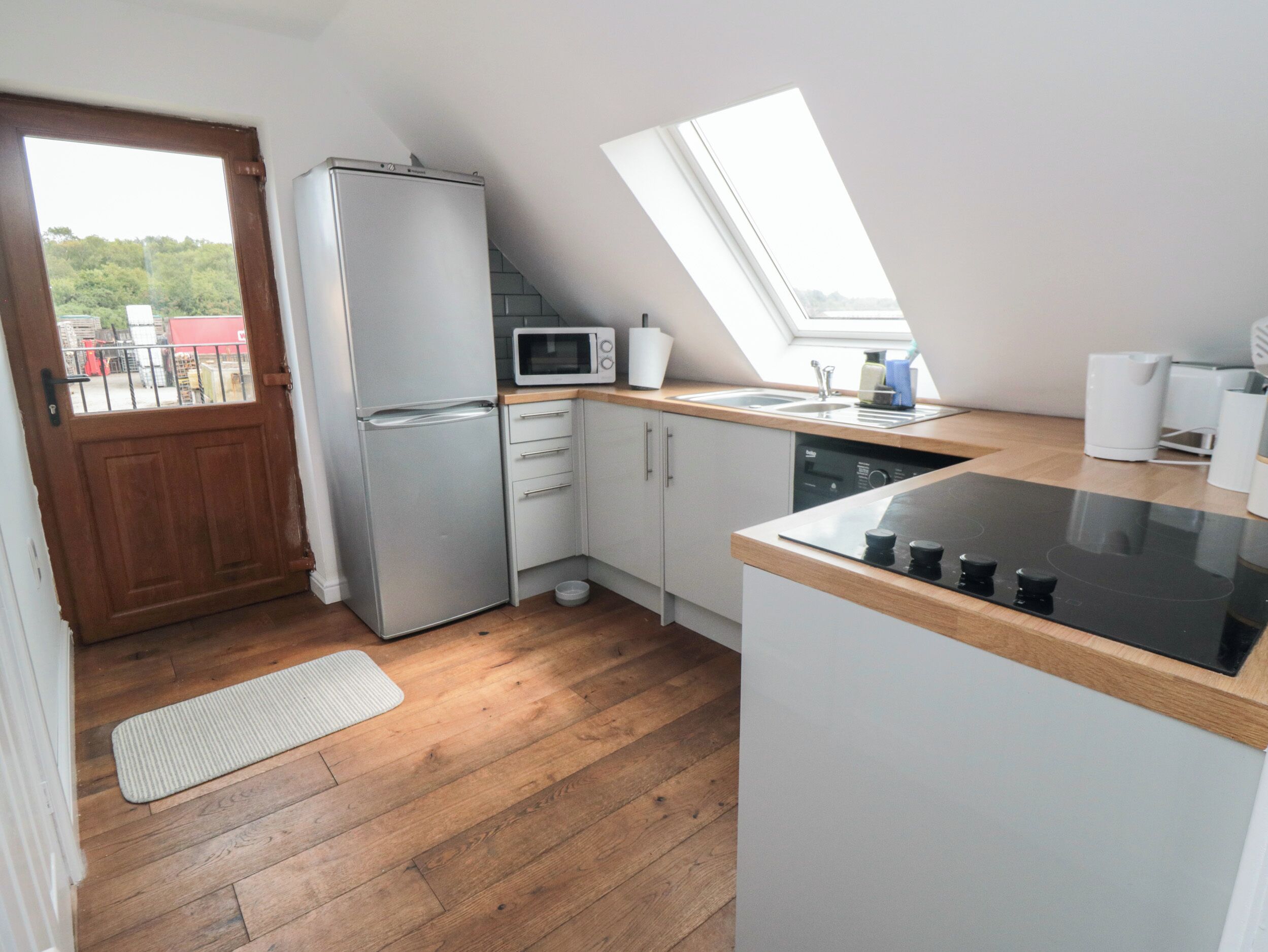 Jääkaappi, vedenkeitin, leivänpaahdin