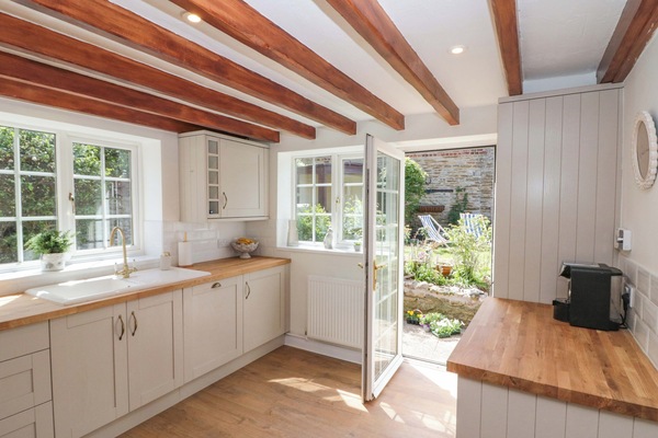 Cottage | Private kitchen | Fridge, dishwasher, electric kettle, toaster